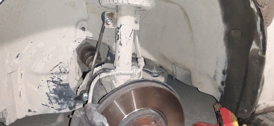 Их фото на машине, здесь я еще снимал колесо, потом уже наловчился менять, не снимая колеса)) — Skoda Rapid (1G)