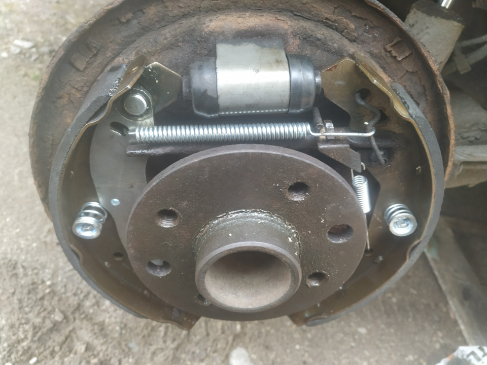 Ребят посоветуйте, что может быть, менял пружинки снимал колодки ...