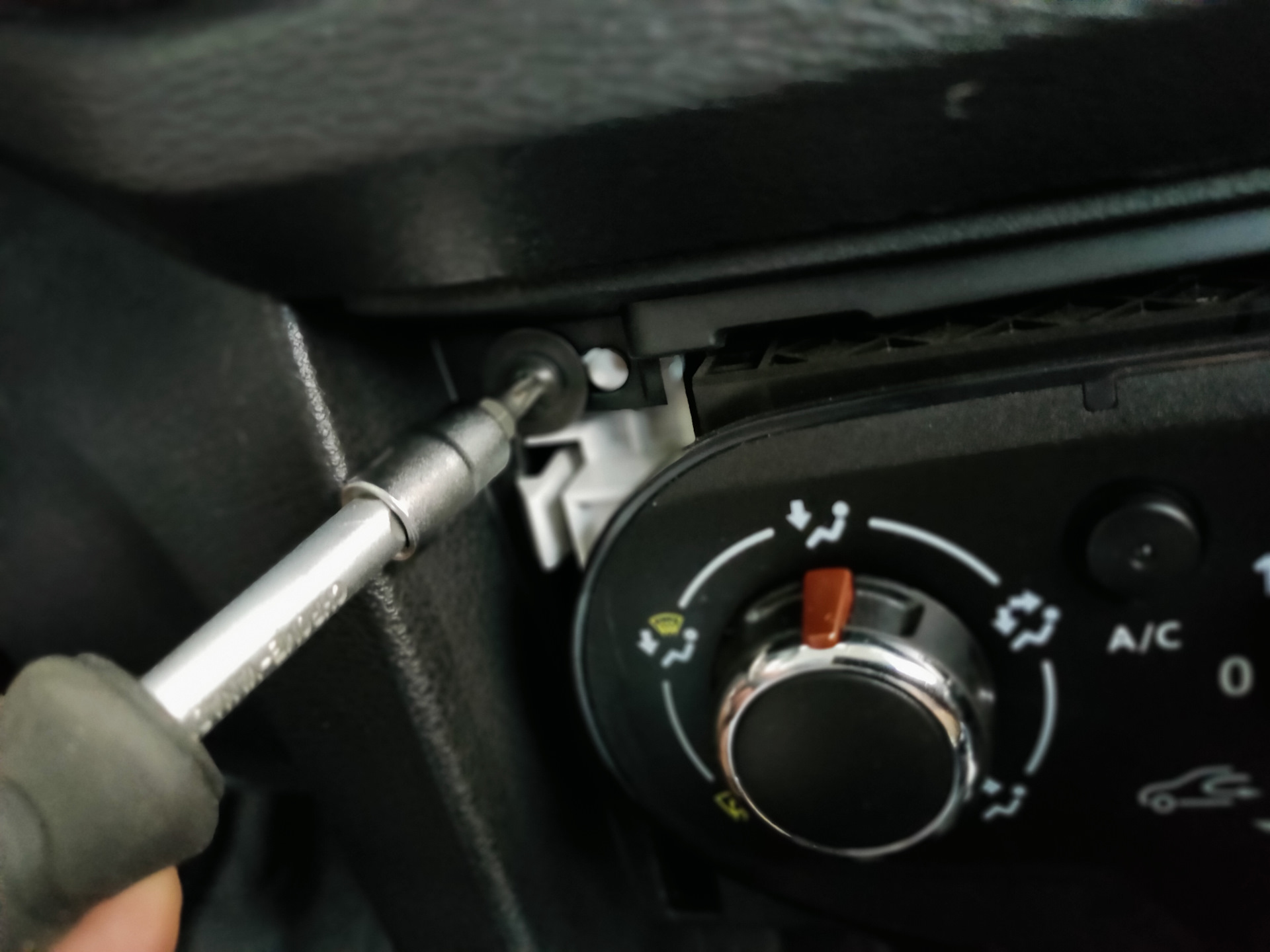 Регулировка потока воздуха. Lada XRAY регулятор потока воздуха печки. Регулятор направления потока воздуха Пежо 3008. Переключатель потока воздуха на XRAY. Тросик регулировки потока воздуха x-ray.