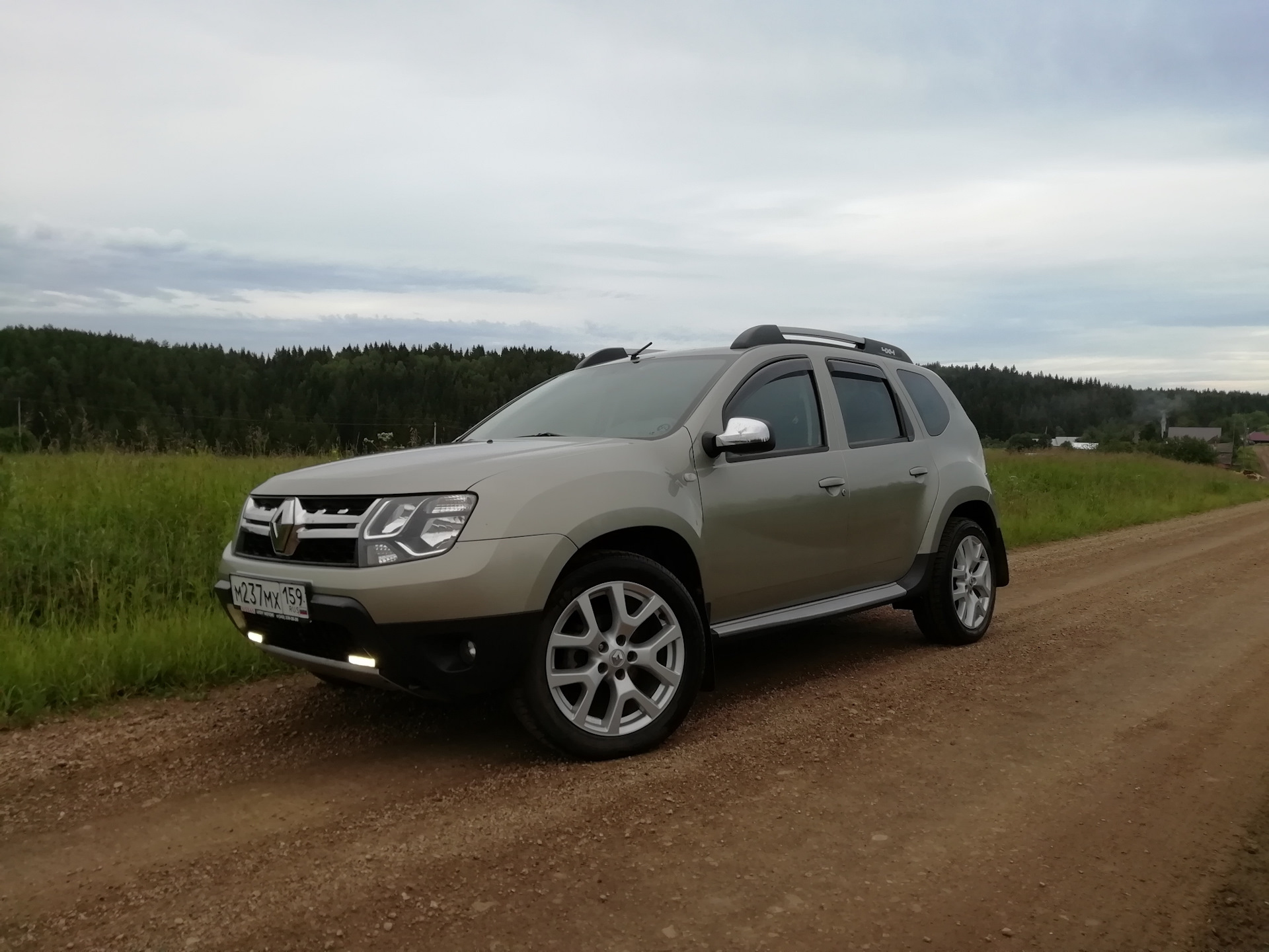 Рено дастер авито. Рено Дастер 2.0 Liter 2014 года. Занижение Рено Дастер. Renault Duster занижение. Рено Дастер 2013 года 2.0.