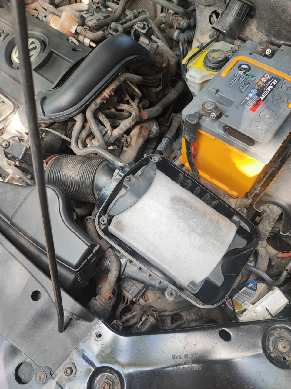 Воздушный фильтр — Volkswagen Jetta VI, 1,4 л, 2011 года | расходники ...