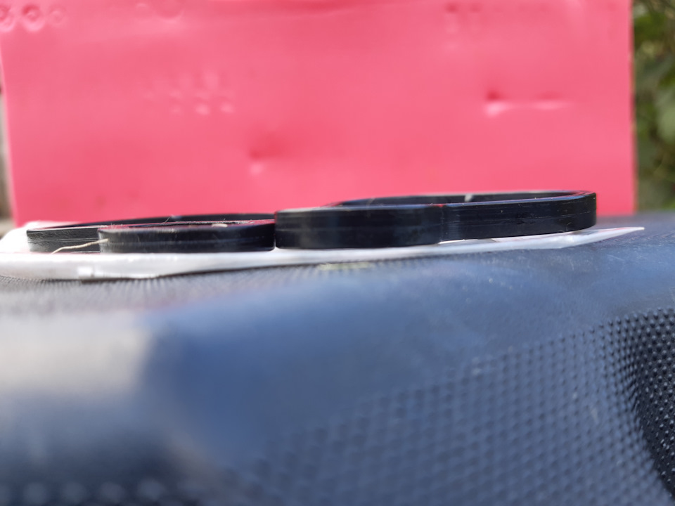 GM#55353321 — треугольная прокладка с пробегом в 20к км, как кусок пластика и новая GM#55353321. — Opel Astra J. Запчасти на фото: 55353321