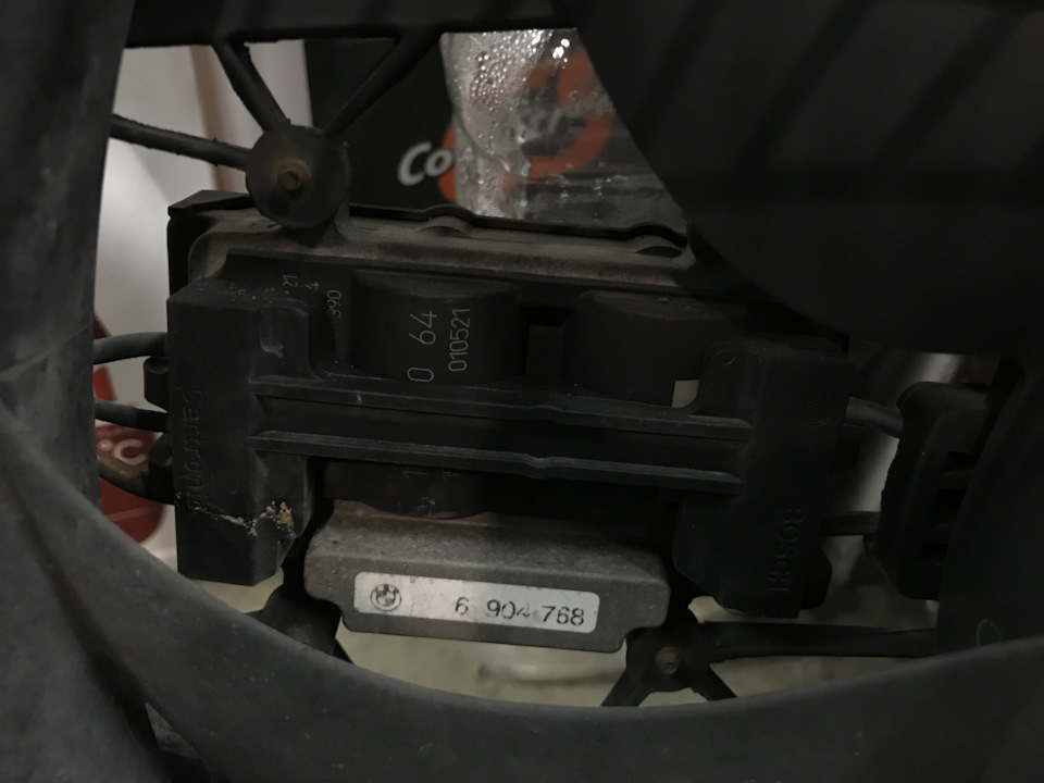 С другой стороны — BMW 3 series (E46). Запчасти на фото: 690768