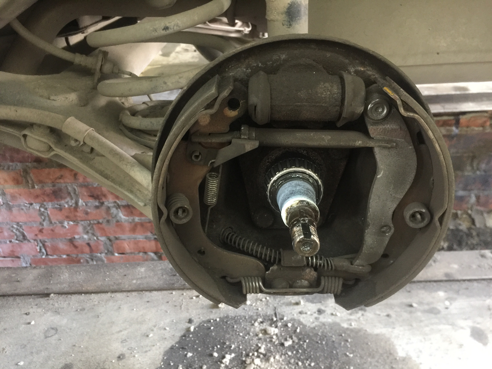 Замена заднего тормозного цилиндра. — Chevrolet Lanos, 1,5 л, 2008 года ...