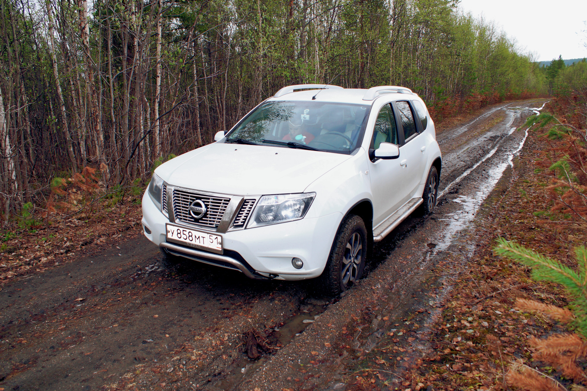 Nissan Terrano белый едет по дороге