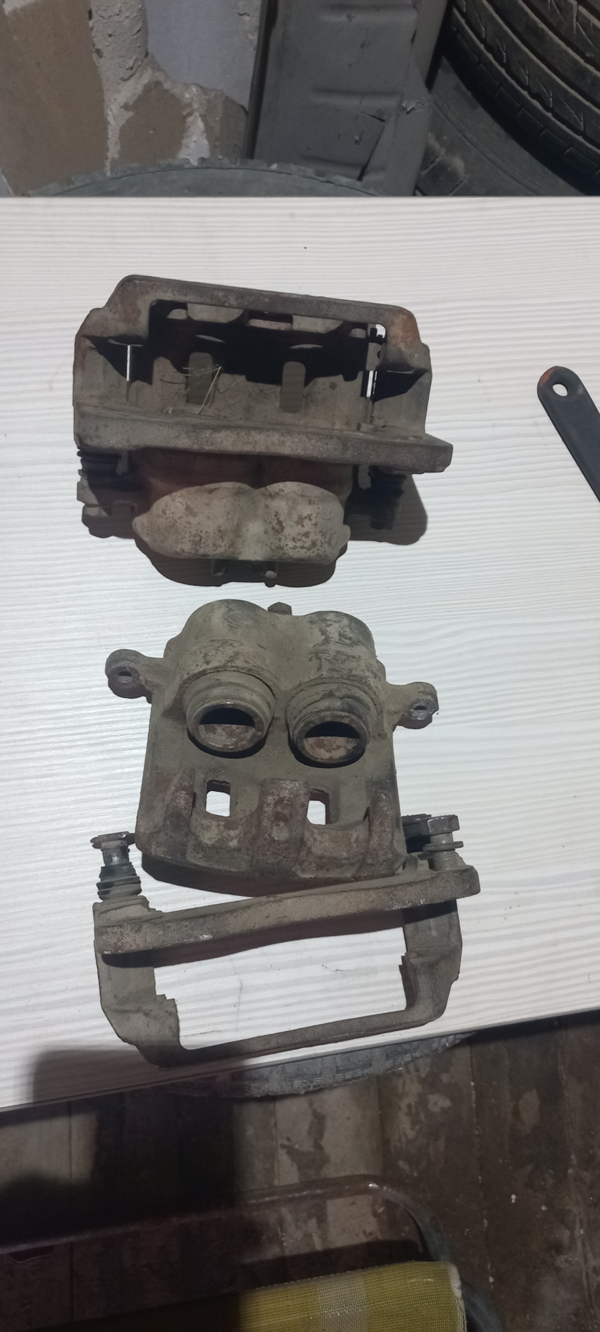 Как вытащить поршня из суппорта тормозной системы при снятом суппорте ...