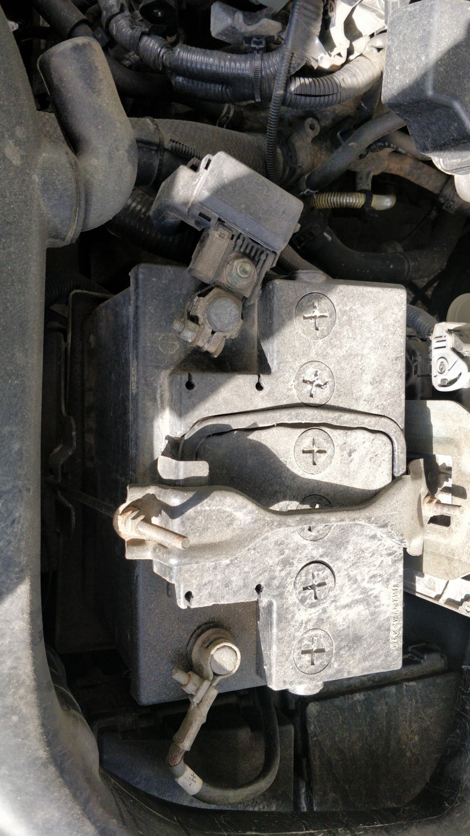 Поменял аккумулятор — Nissan X-Trail II (t31), 2 л, 2008 года ...