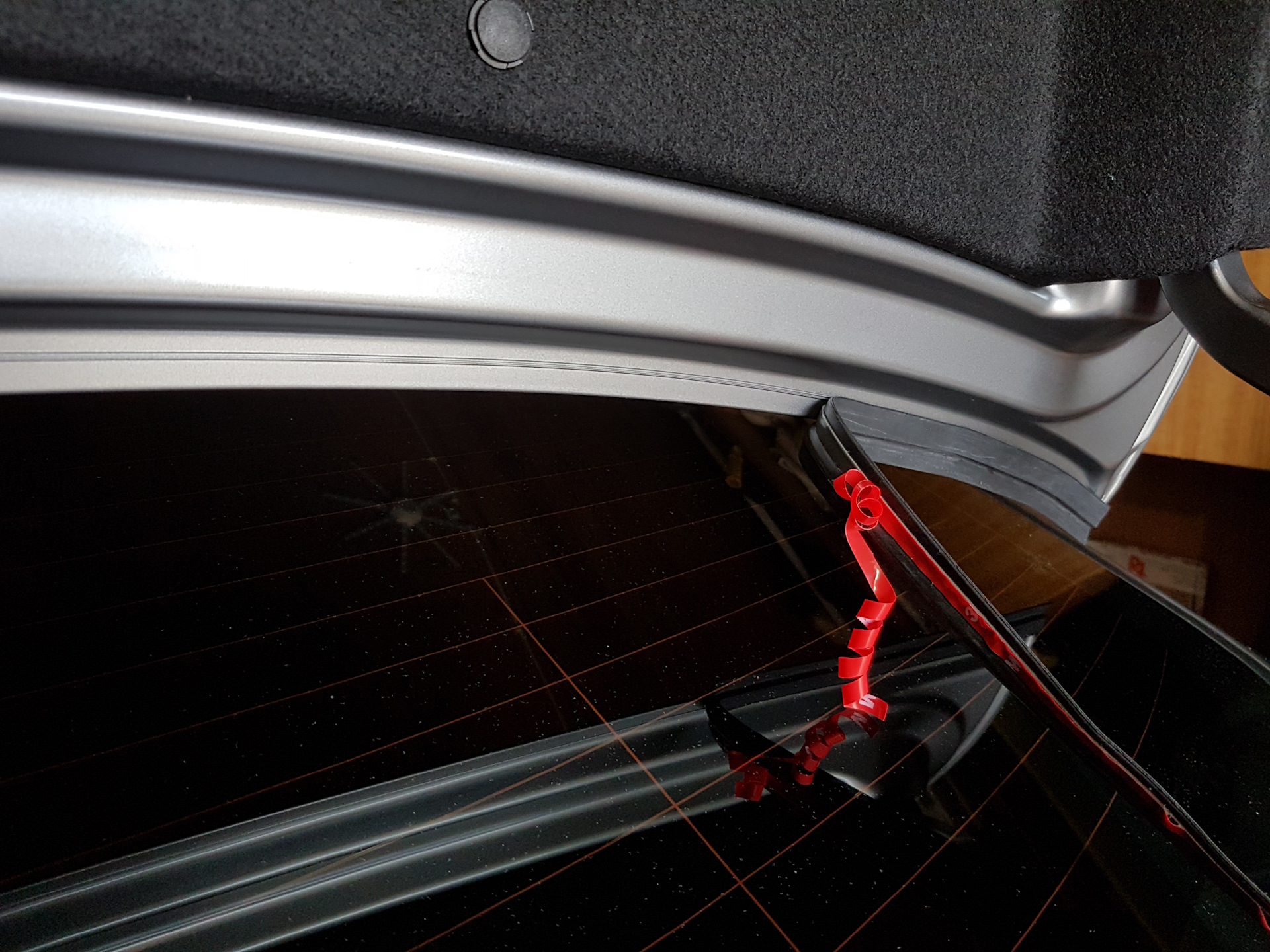 Обогрев заднего стекла рио. Уплотнитель двери Киа Оптима 4. Уплотнители между дверей Kia Sportage 2. Уплотнитель на дверь багажника на Киа Рио 3. Резинка уплотнительная багажника Киа Рио 3.