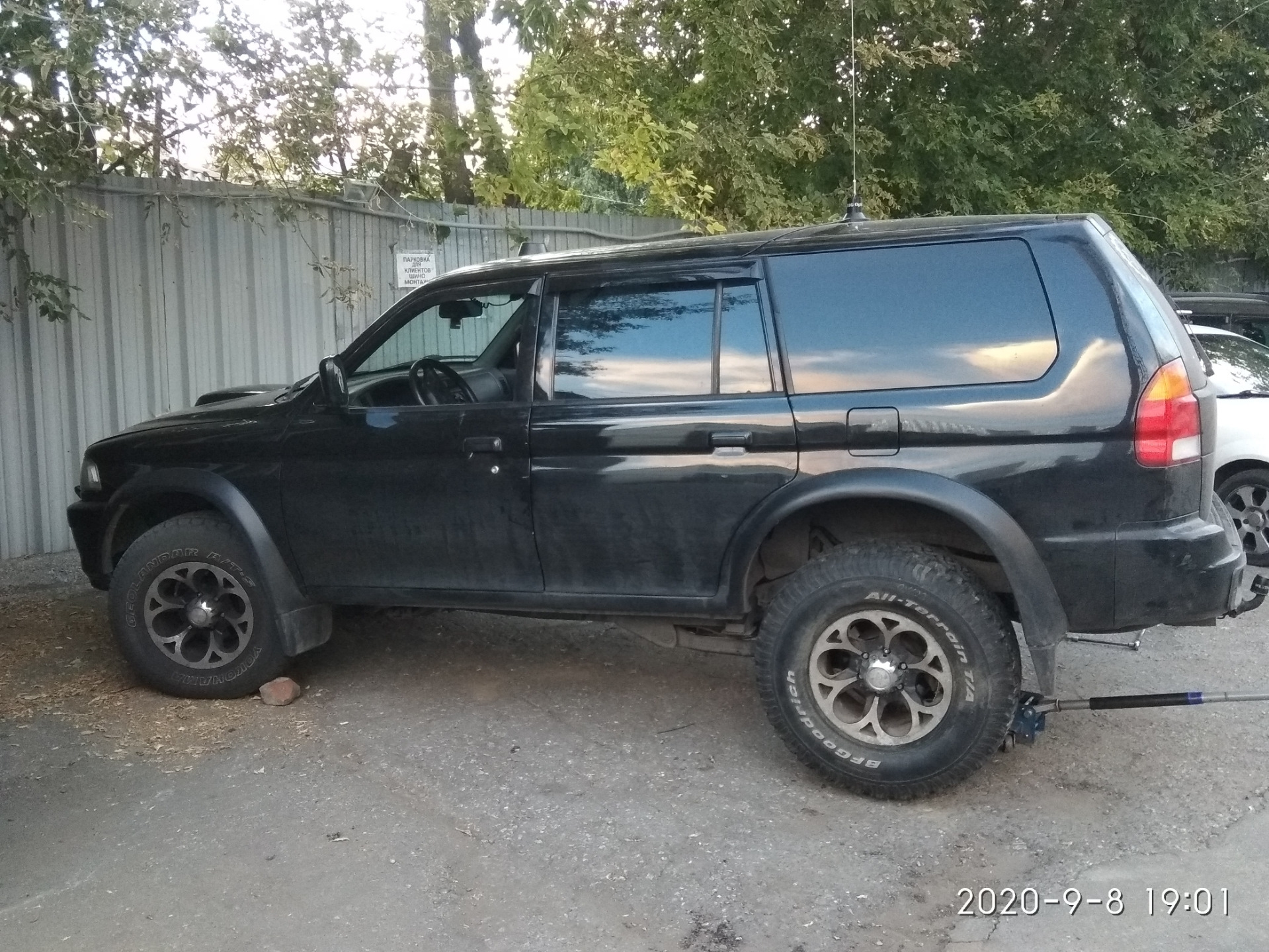 Паджеро спорт 1 стекло. Pajero Sport 1 тонированный. Mitsubishi Pajero Sport 1 охота грязь. Tech line Pajero Sport 1. Митсубиси, Паджеро, спорт1 черные АРОКИ.