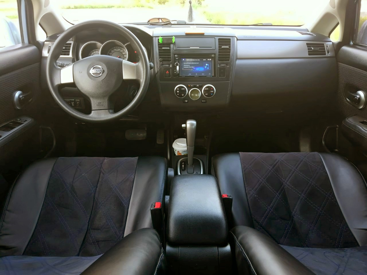 Nissan Tiida 2008 седан салон