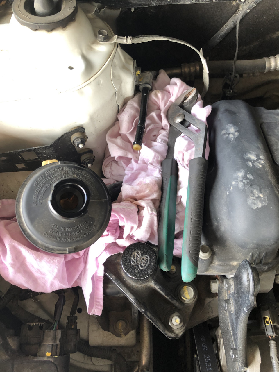 Замена жидкости гур. — Hyundai Solaris (1G), 1,6 л, 2015 года ...