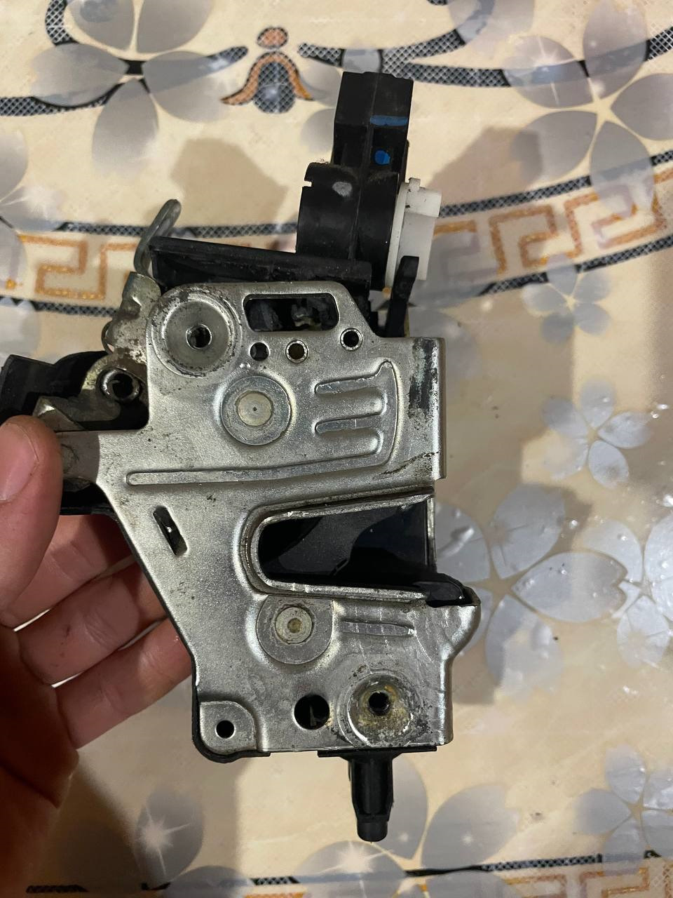 Ваз 2114 подключить багажник с кнопки. Схема подключения кнопки открывания багажника на ааз2114. Органы управления kia rio 3. Центральный замок пежо 308. Не открывается двери с кнопки ключа.