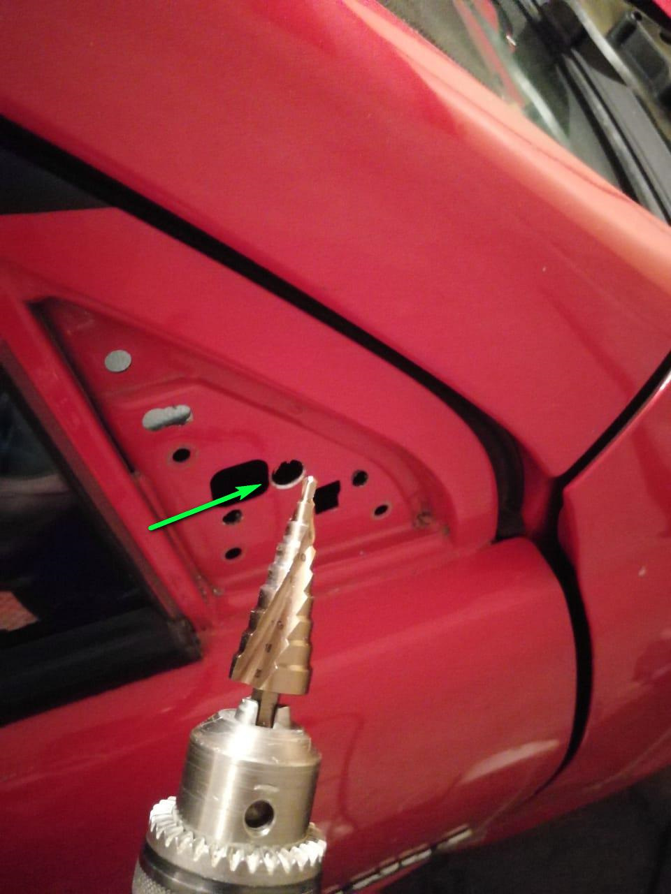 Для жгута проводов — отверстие надо расширять. Использовал такое сверло. — Pontiac Vibe (1G)