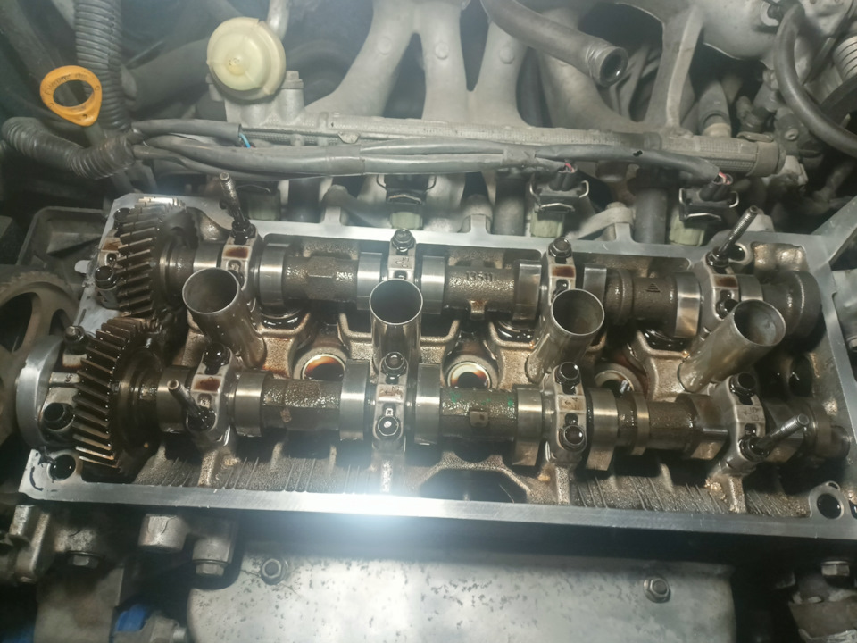 Форд фокус 2 1. Капремонт форд фокус 2 1. С. 8 крышки распредвала. Форд фокус 2 1,8 свечные колодцы.