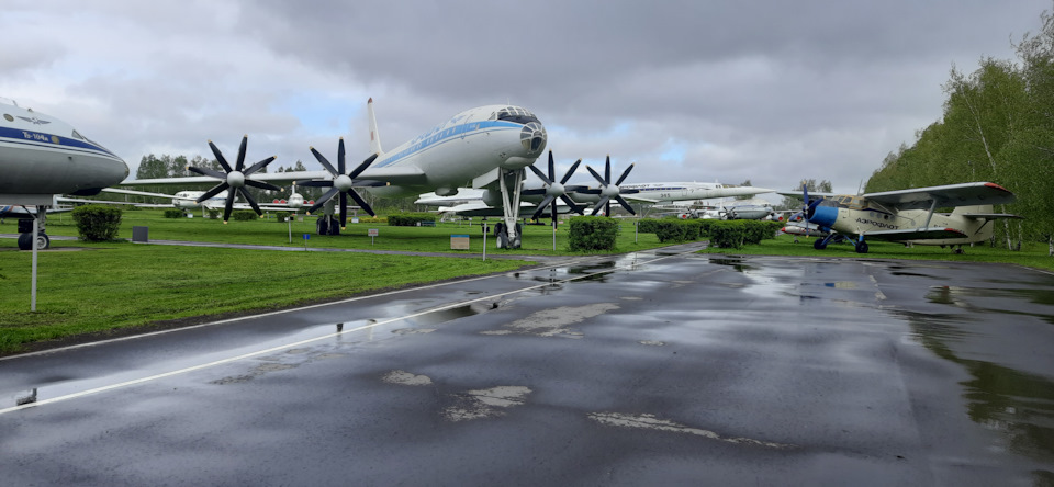 Сразу при входе на территорию музея посетителей встречают эти молчаливые красавцы. На переднем плане – Ту-116, межконтинентальный турбовинтовой авиалайнер. Интересно, что создан самолёт на базе стратегического бомбардировщика-ракетоносца Ту-95. Ту-116 б/н СССР-76462 – единственный сохранившийся экземпляр этой серии самолётов. — Jeep Cherokee (KL)