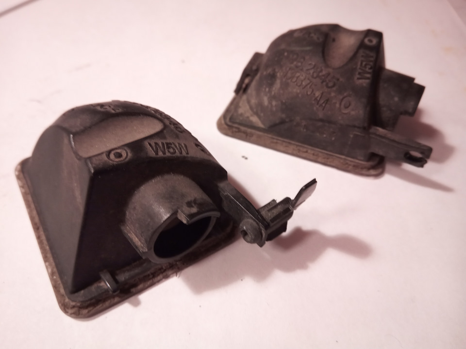 На одном плафоне раздраконилось отверстие под болтик крепления, на втором вырвал болт с мясом :) — Ford Galaxy (Mk III)