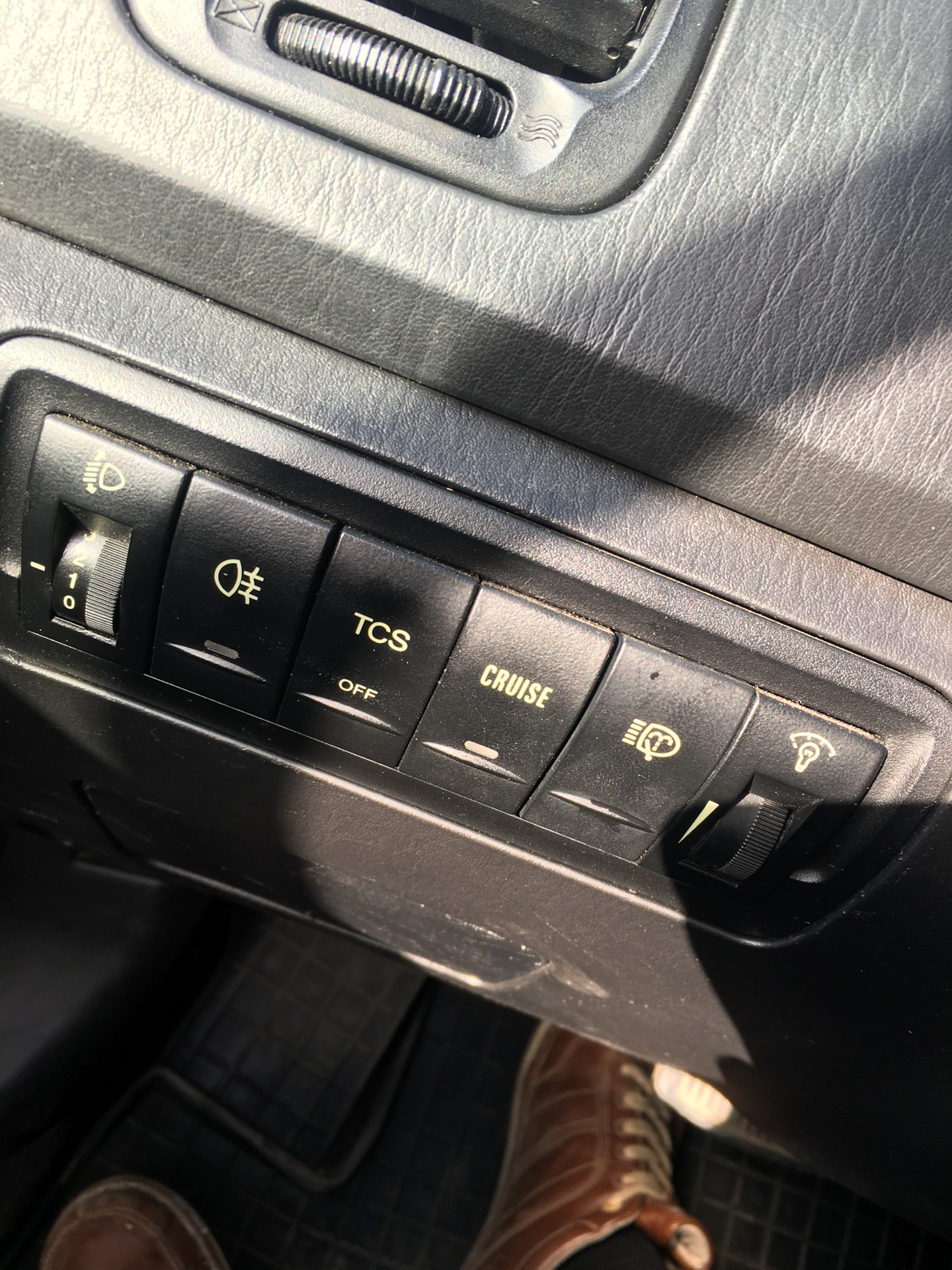 Где находится кнопка омывателя фар Кнопка омывателя фар. - Hyundai Sonata IV (EF), 2,7 л, 2007 года аксессуары DRIV