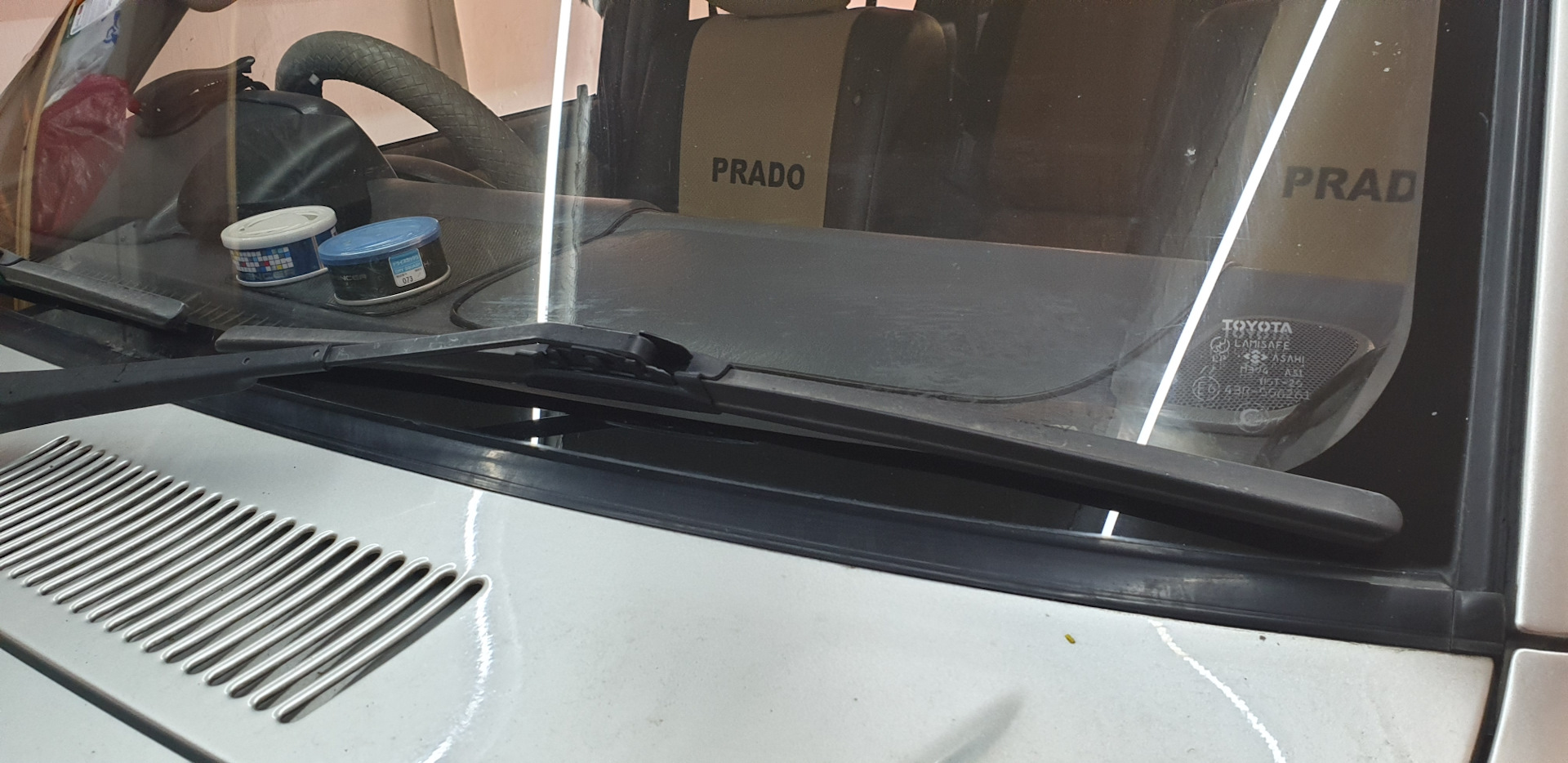 Дворники на прадо 150. Дворники Прадо 150. Поводок стеклоочистителя Prado 95. Дворники с подогревом Prado 150. Крепление дворников Тойота Прадо 150.