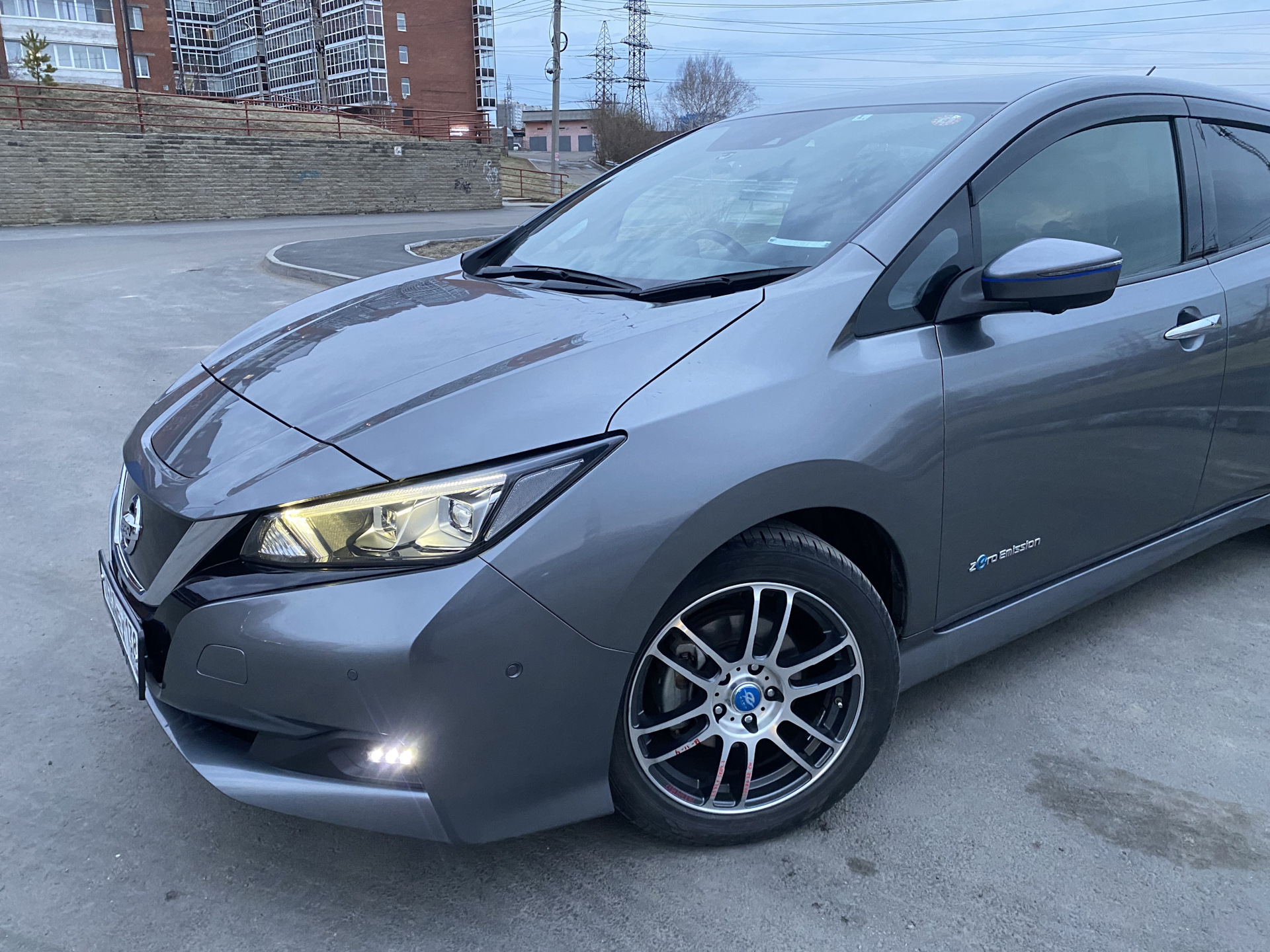 Ниссан лиф отзывы владельцев. Nissan Leaf 2. Nissan Leaf 18 диски. Nissan Leaf диски r16.