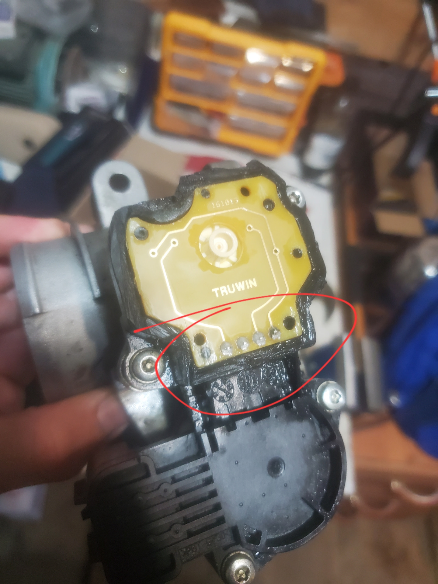 чистка датчика положения дроссельной заслонки — Lada Гранта (1G), 1,6 л ...