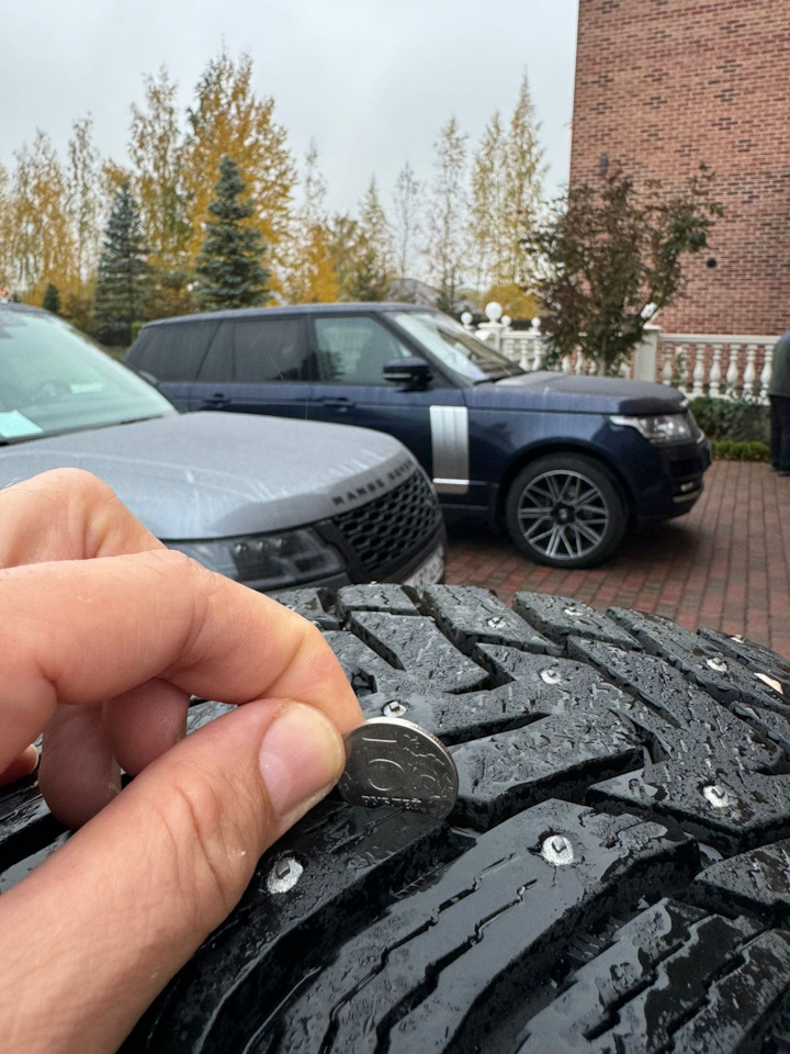 Шины зимние шипованные Nokian 255/55 R20 на Land Rover Range Rover (5G ...