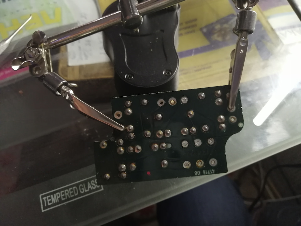 Чтобы достать плату из корпуса надо либо отпаять штекера контактов, либо нагреть их с обратной стороны и проталкивать вместе с платой. — Mercedes-Benz C-Class (W202)