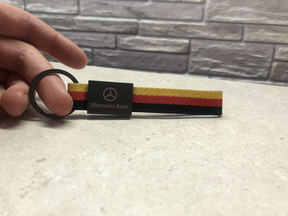 Брелок мне очень нравится. И эмблема Мерседес-Бенц и флаг Германии 🇩🇪 — Mercedes-Benz E-Class (W210)