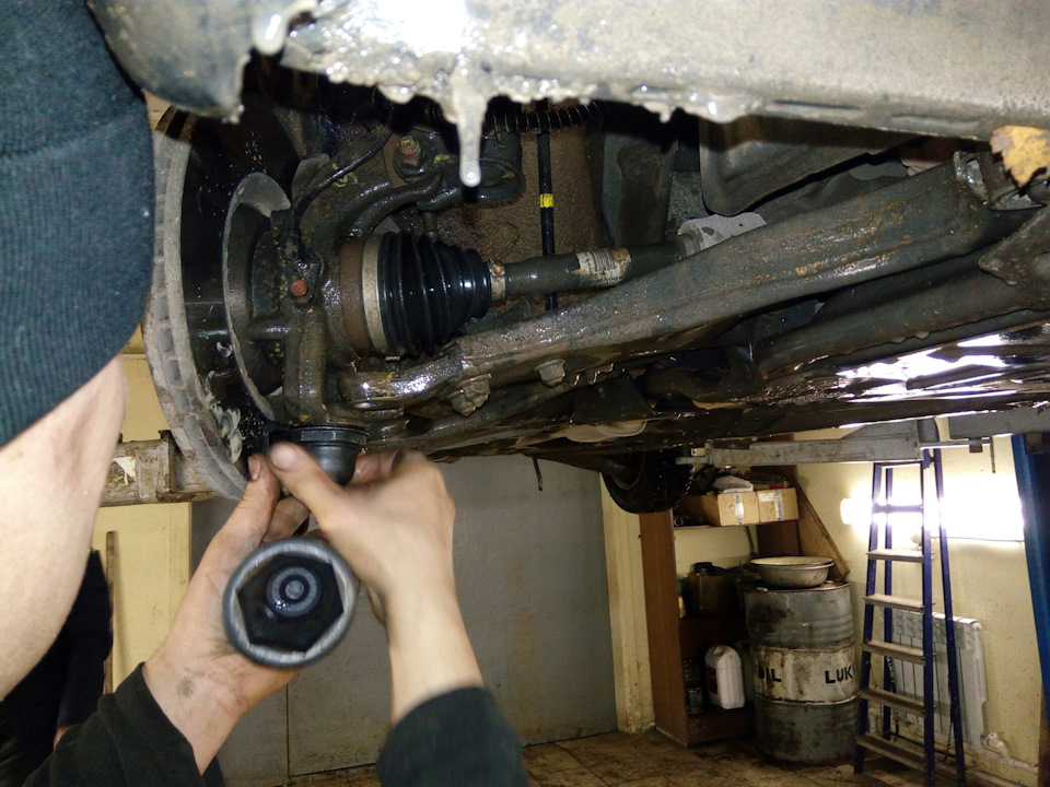 Закусывает руль на повороте на бмв. Скрип скрежет выхлопной ниссан кашкай. Причины вибрации руля на скорости. Рулевой вал хендай ай 30. Вибрация в руль при разгоне.