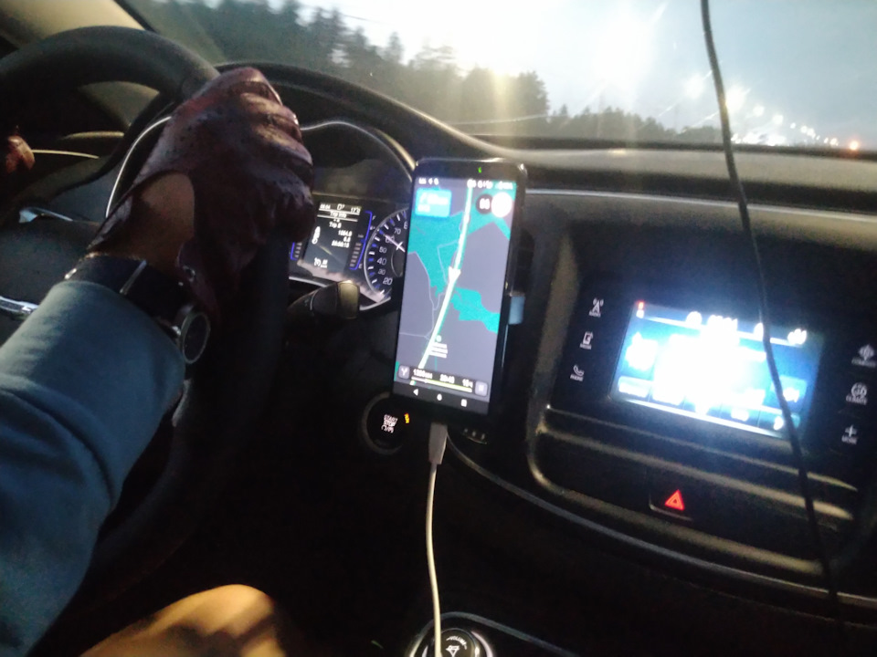 Вид в салоне, пока осваиваю и борюсь с недостатками, зеркало-регистратор ставил в последний момент, посему провод не заложен внутрь — Chrysler 200 (2G)