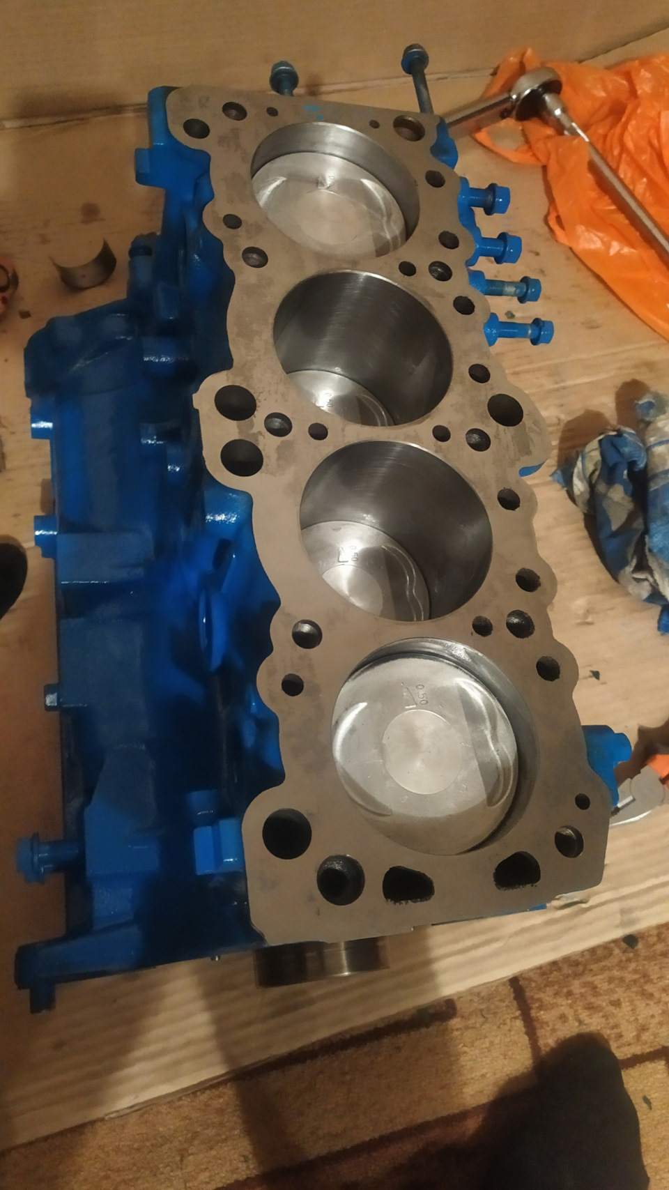 Покупаем оправку, и начинаем правильно ставить поршня в сторону ГРМ.Обильно смазываем моторным масло стенки цилиндров и сами поршня, стягивает поршень в оправку и первый цилиндр пошол на своё законное место, далее берём шатунные вкладыши и все также проделываем и с ним замок к замку.Повторяем ещё там 3 раза и периодически проворачивая коленвал. Далее после того как наживили все бугеля, окончательно протягиваем нужным моментом. Воуля блок почти собрал. — Mitsubishi Galant (6G)