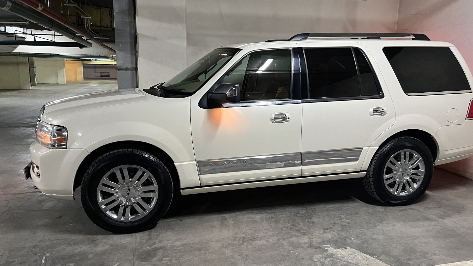 Шины lincoln navigator. Линкольн навигатор белый. Lincoln Navigator отзывы. Обвес на Линкольн навигатор 3. Линкольн навигатор 3 ДТП.