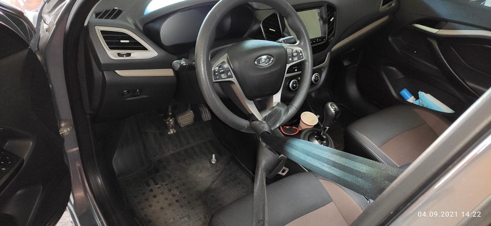 Приятель перед снятием рейки предусмотрительно зафиксировал рулевое колесо ремнем безопасности. — Lada Vesta (1G). Запчасти на фото: O92021