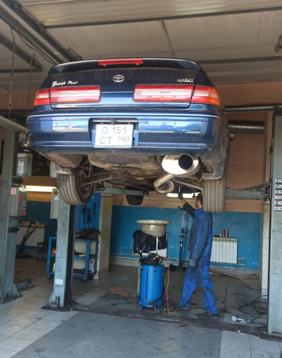 началась жара — Toyota Mark II (100). Запчасти на фото: CT790