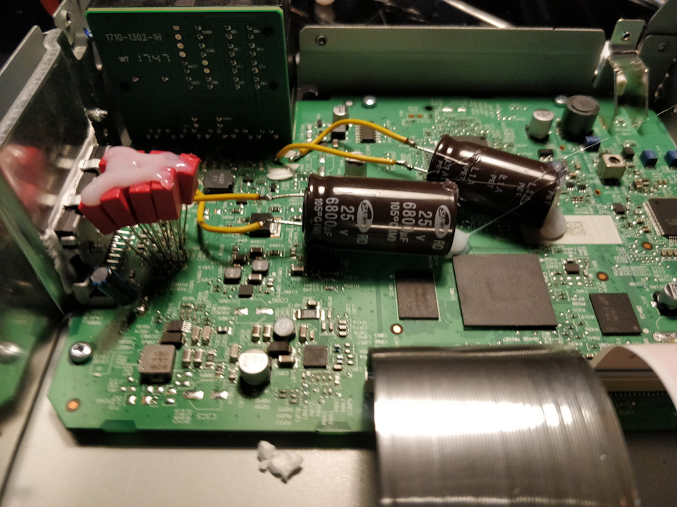 А вот и 2 крупных электролитических, слева на право 6800мкф 25в 4700мкФ 25в соответсвенно. Большие кондеры припаял через провода, так как ножки в отверстия не пролезали — Volkswagen Golf Mk5