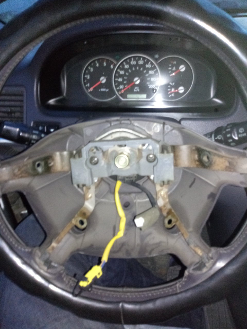 Ставим собственно руль на место, продеваем провода и крепим руль гайкой. — KIA Carnival (1G)