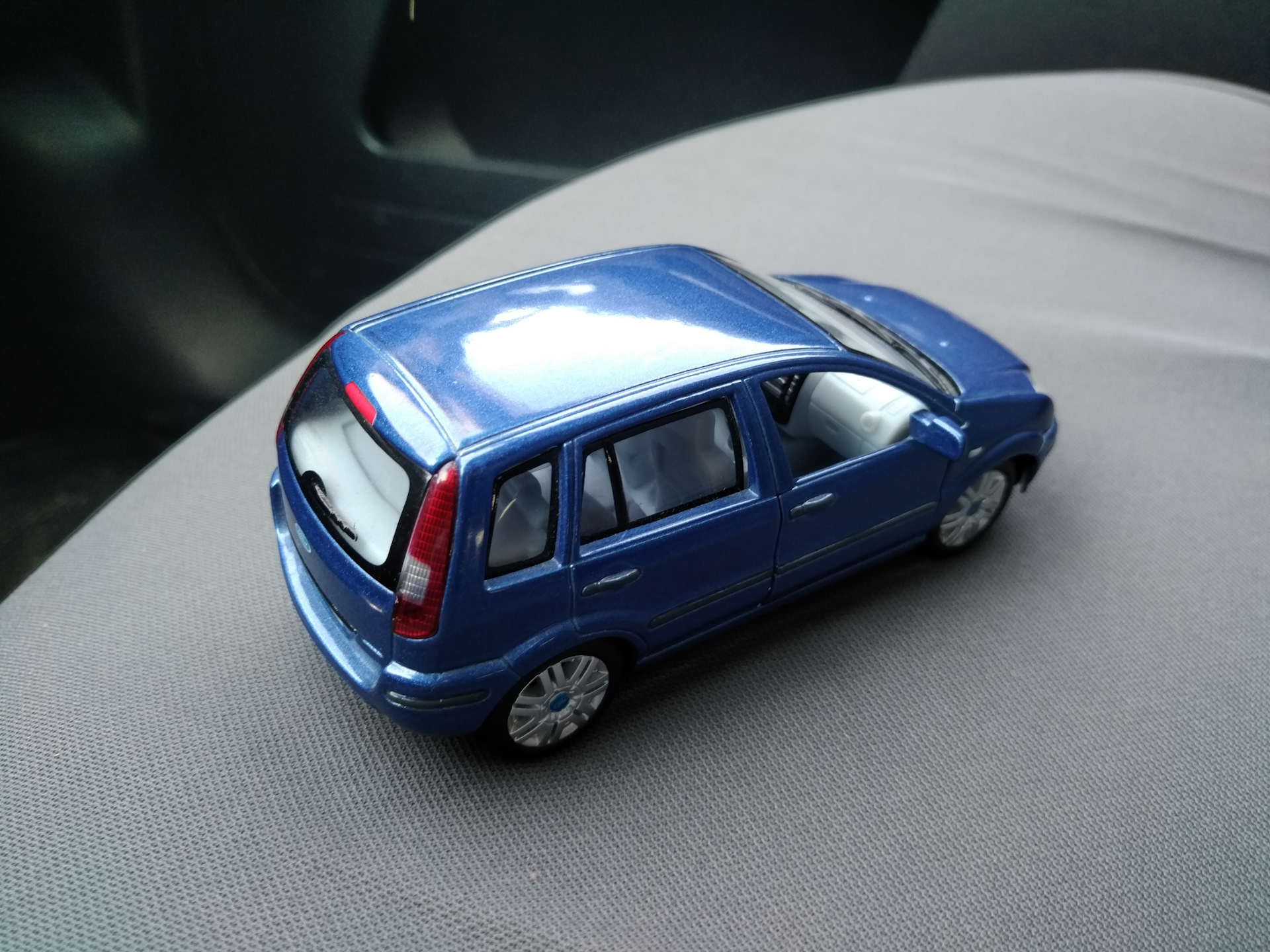 kinsmart ford fusion 1/32