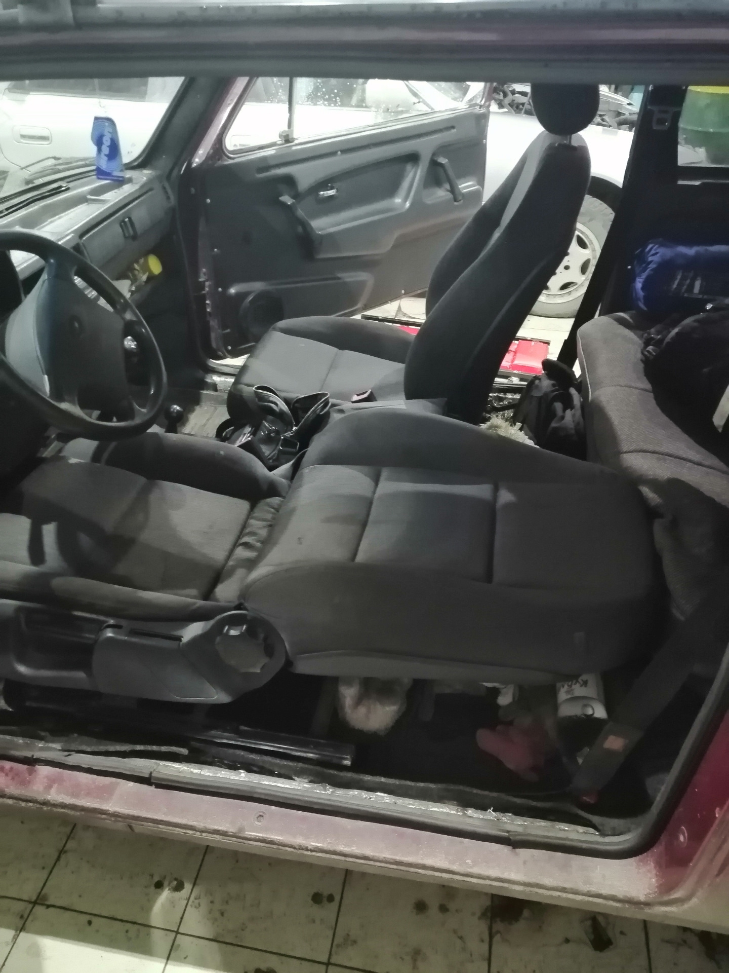 Сиденья от BMW - Lada 21218 Фора, 1,7 л, 2004 года запчасти DRIVE2