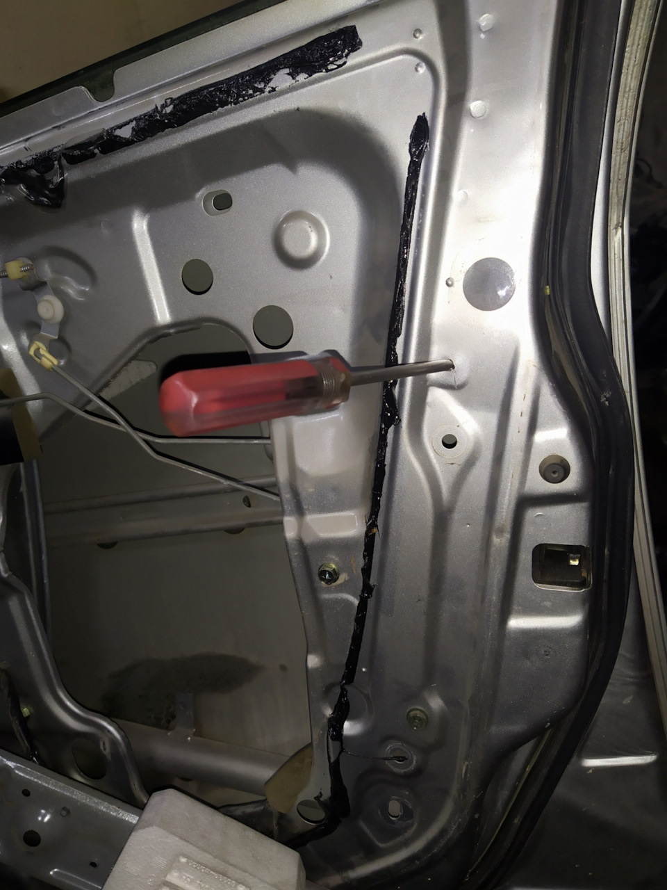 We disassemble the door on the Nissan Almera Classic. Replacing stock speakers