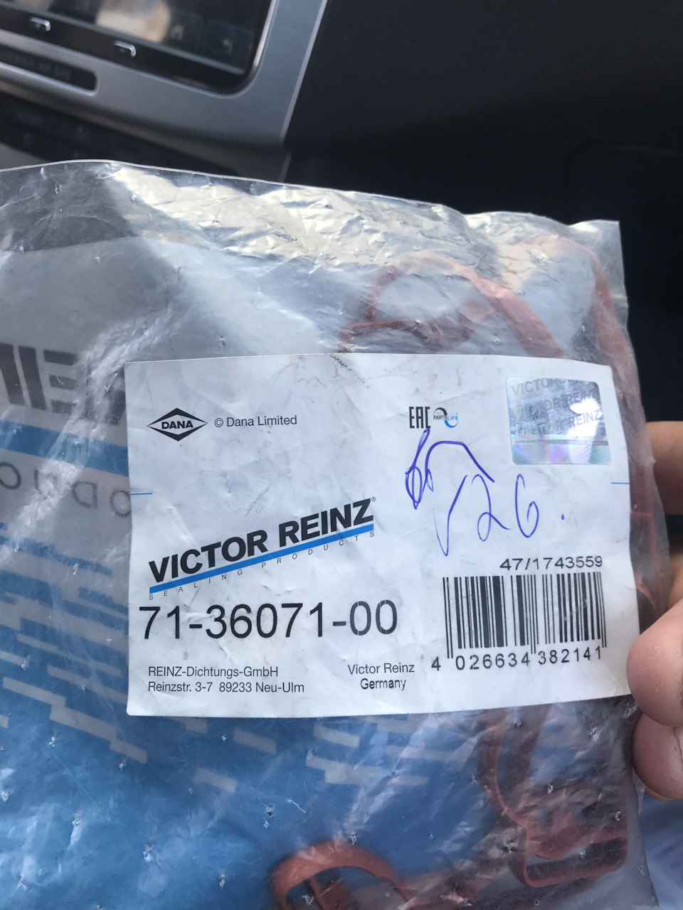 Фото в бортжурнале Volkswagen Passat B6. Запчасти на фото: 713607100