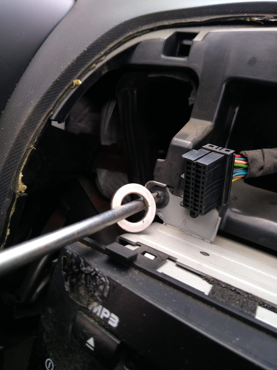 Лайфхак для откручивания саморезов — неодимовый магнит на отвертке )))) так саморез точно не соскочит и не завалится в панель — KIA Ceed SW (1G)