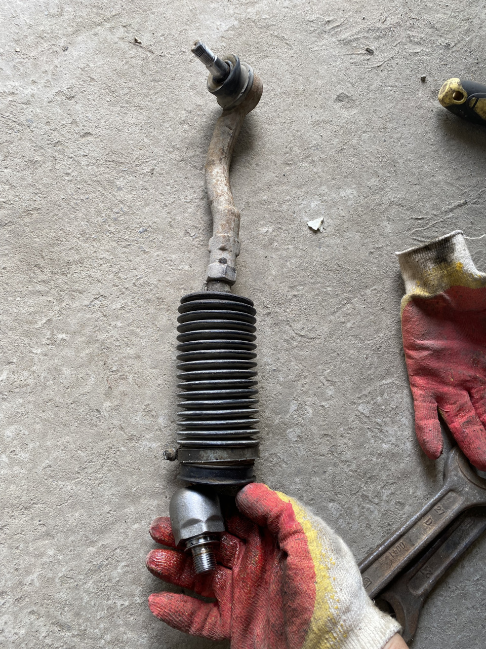 Снятый наконечник в сборе с тягой и пыльником — Hyundai Tucson (JM)