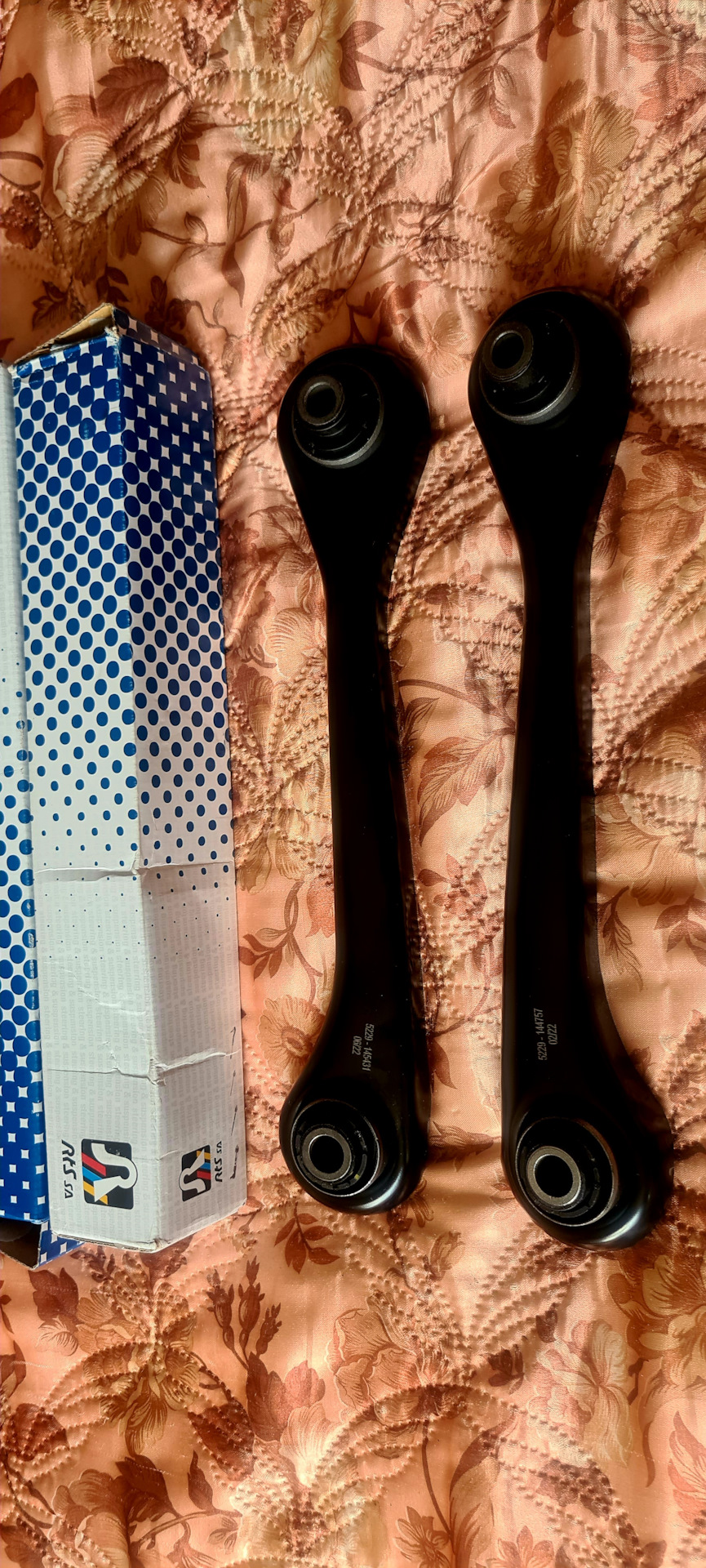 RTS 95053081 / 95053082 Старые уже были в таком состоянии, что перепрессовать особо смысла не было — Skoda Superb Mk2. Запчасти на фото: 95053081, 95053082