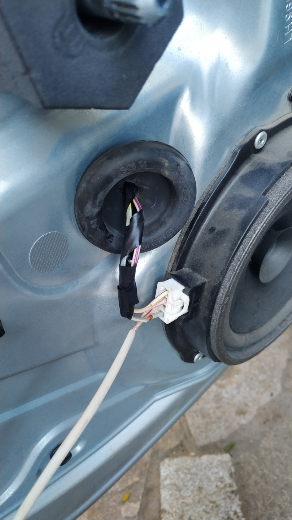 #35 Установка твиттеров в задние двери — Ford C-Max I, 1,6 л, 2008 года ...