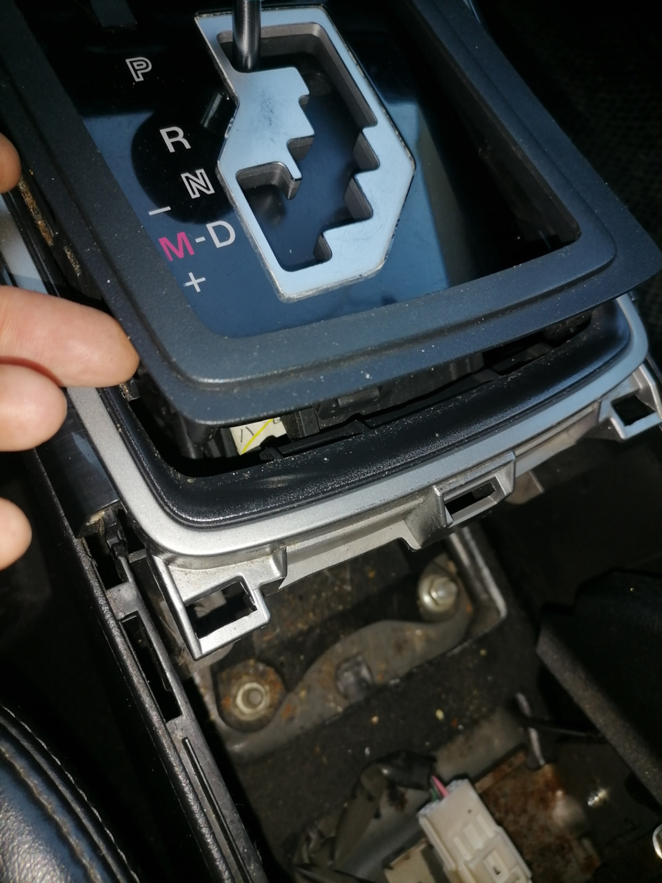 Замена лампочки подсветки АКПП и в бардачке — Mazda 6 (2G) GH, 2 л ...