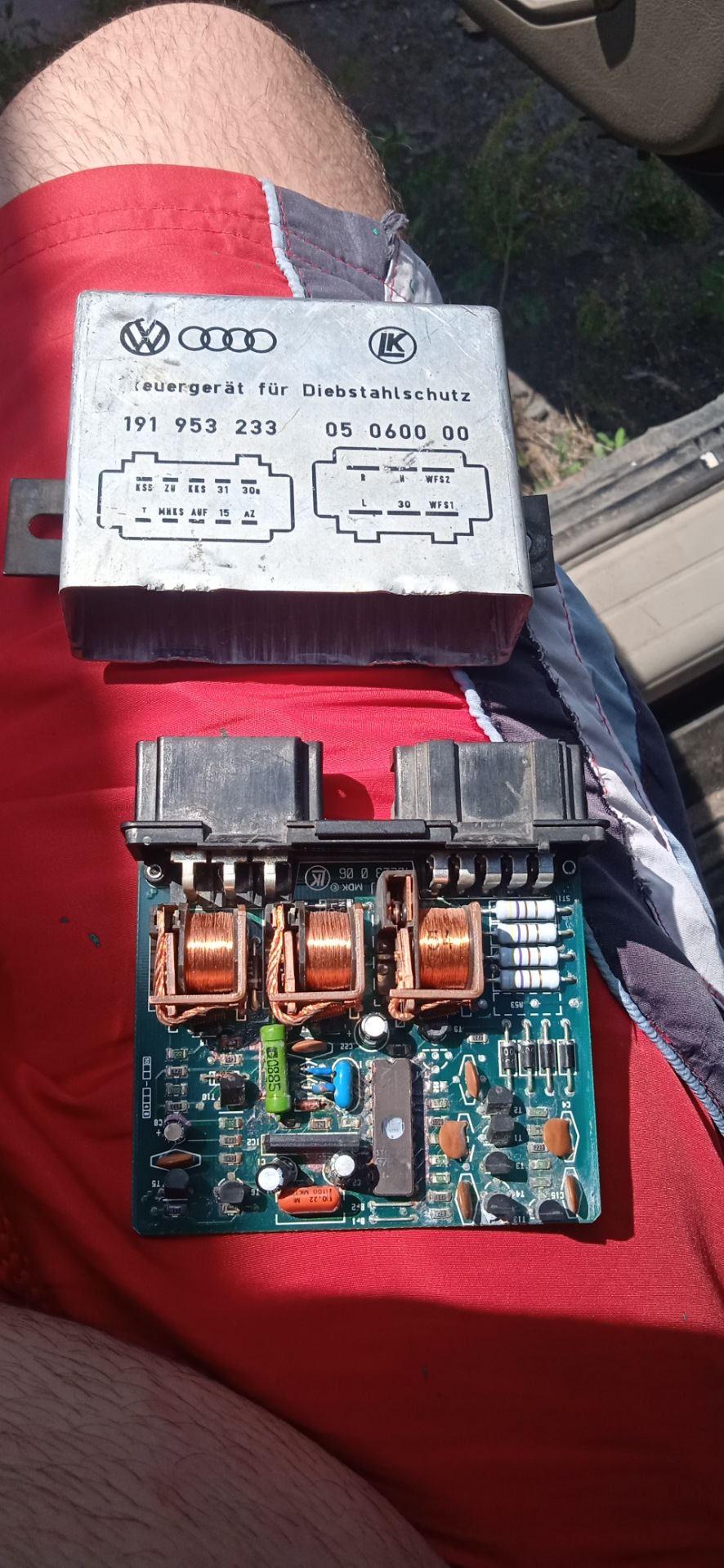 Подскажите в интернете не могу найти как отключить заводскую сигналку ...