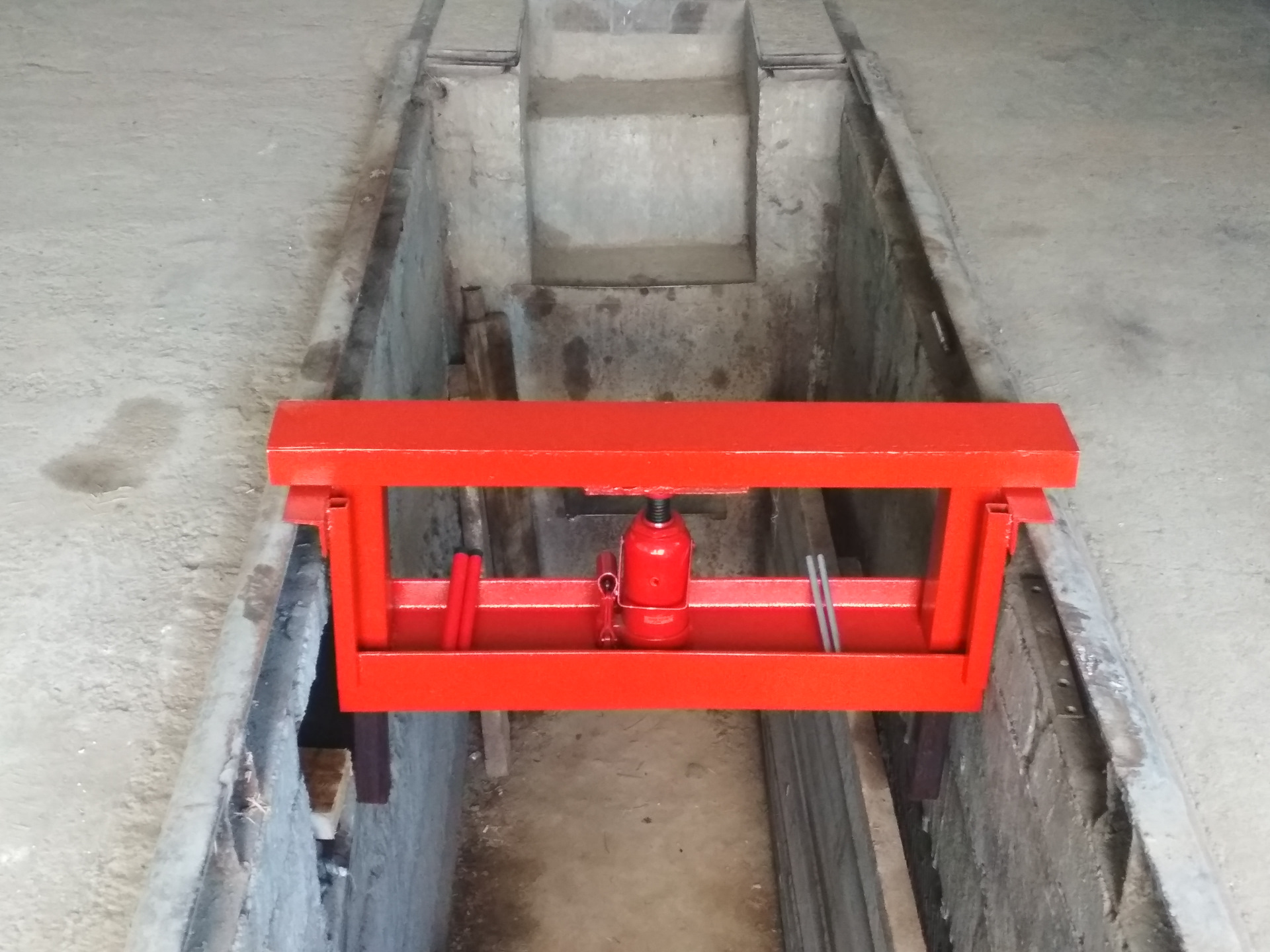 Подъемник для ямы для кавз 4235. Траверса ямная. Пневмо траверса для ямы. Подъемник траверса в смотровую яму. Траверса (подъемник) для ямы.