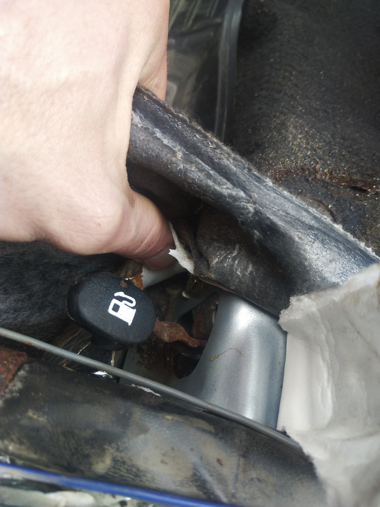 Рычаг крышки багажника hyundai solaris. Как открыть бензобак на хендай. Hyundai solaris лючок бензобака. Лючок топливного бака hyundai creta. Как открыть лючок бензобака hyundai i 30.