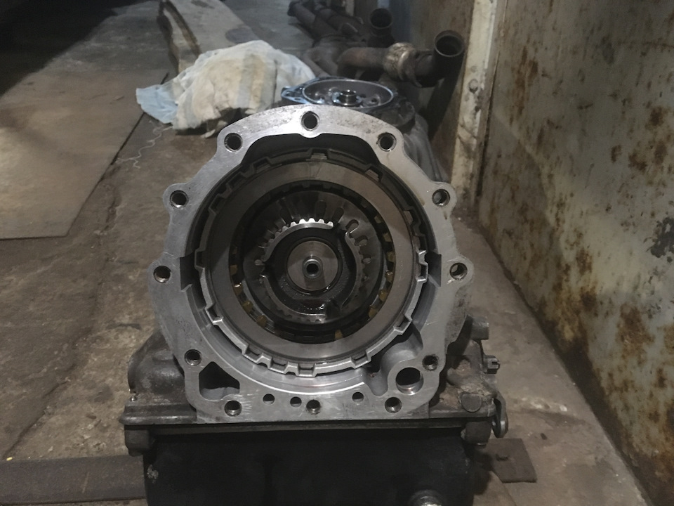 Zf4hp22 на ниву установка видео. YKAAAgFxReA 960. Zf4hp22 на ниву установка видео фото. Zf4hp22 на ниву установка видео-YKAAAgFxReA 960. картинка Zf4hp22 на ниву установка видео. картинка YKAAAgFxReA 960. Буквально вчера писал о пробном выезде, и о том чем он закончился.Прочесть можно здесь.На следующий день вернулся в гараж, и принялся скидывать коробку. В этот раз, процесс продвигался быстрее и снял я ее за 2ч30мин-намного лучше результат, чем в предыдущий раз.Вытянул, и принялся разбирать. Чтоб отдефектовать пакет форвард, нам нужно снять колокол со статором насоса. Для этого окручиваем эти болты: