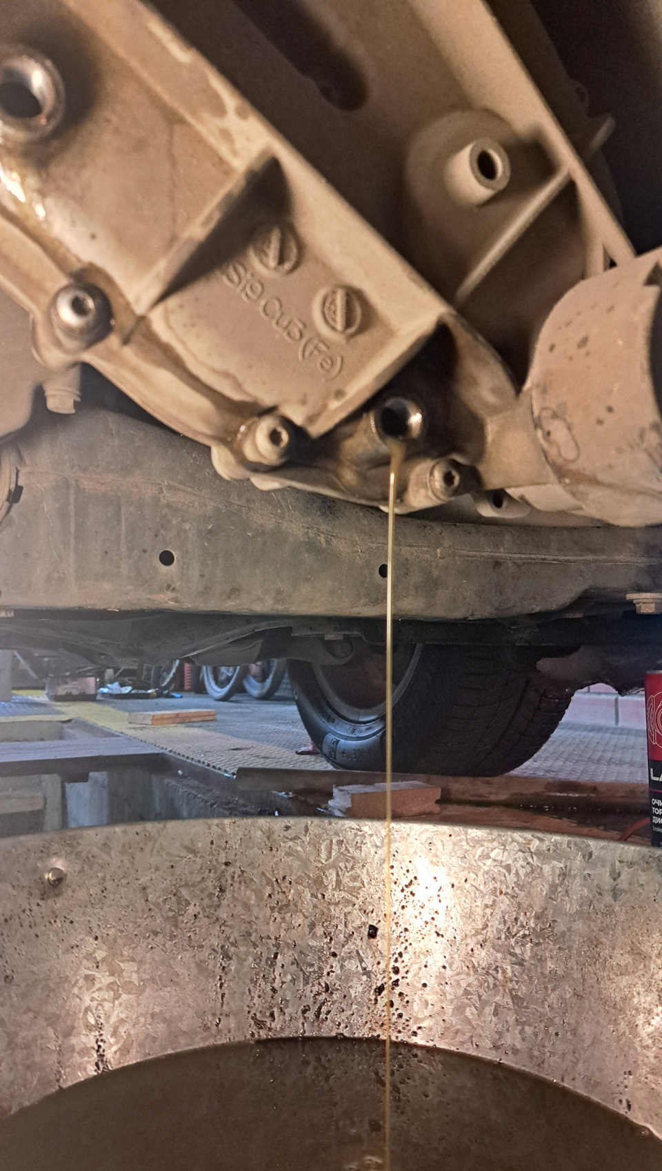 Заливная пробка кпп митсубиси л 200. Через сколько менять масло в раздатке. Сливная пробка моста toyota land cruiser 200. Через сколько менять масло в раздатке. Пробка сливная раздатки ленд крузер 200.