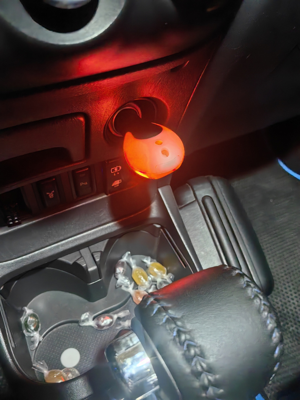 А это первая скорость BRIGHT, мягкий не яркий свет уюта — Toyota RAV4 (II)